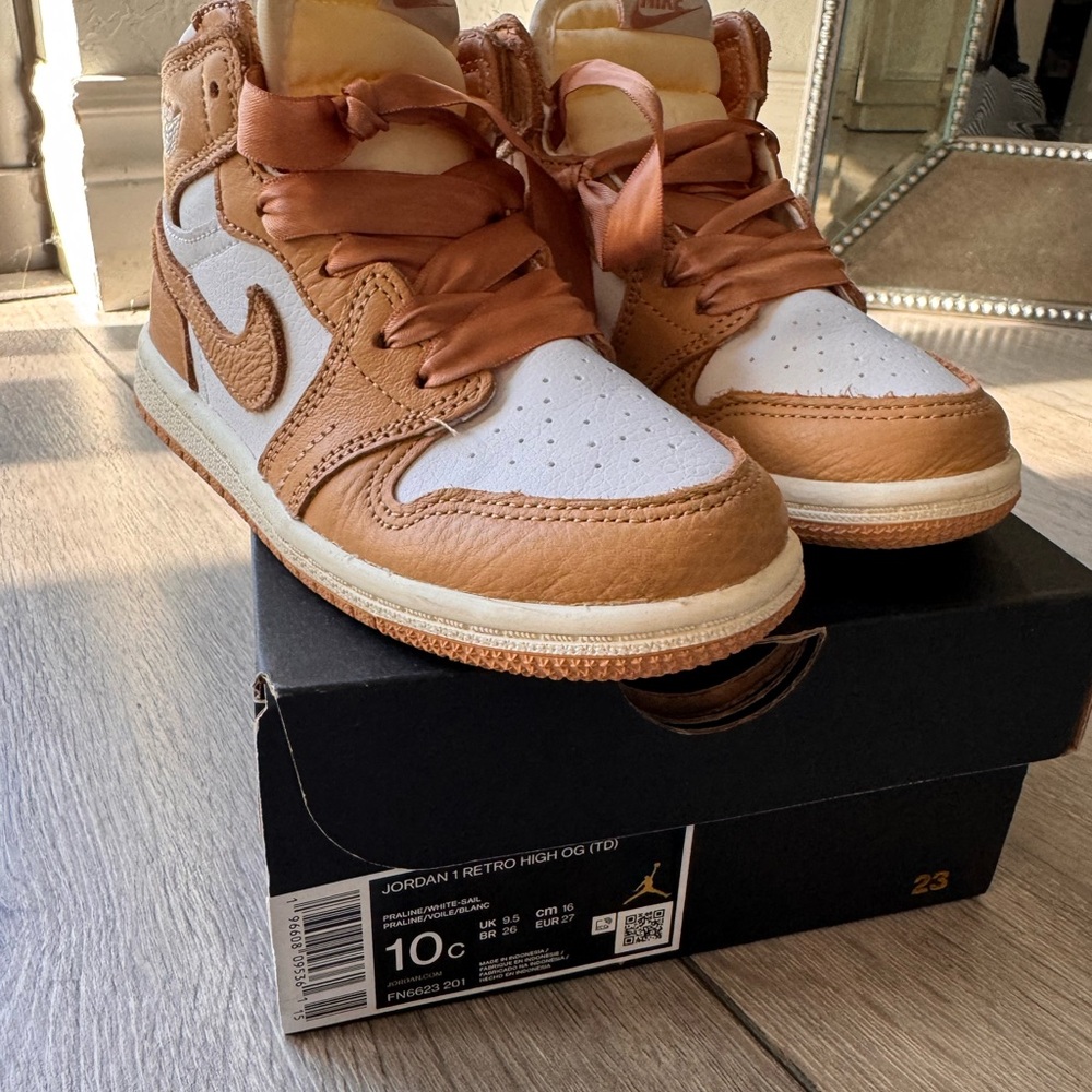 Nike Air Jordan 1 High OG in Tan and White